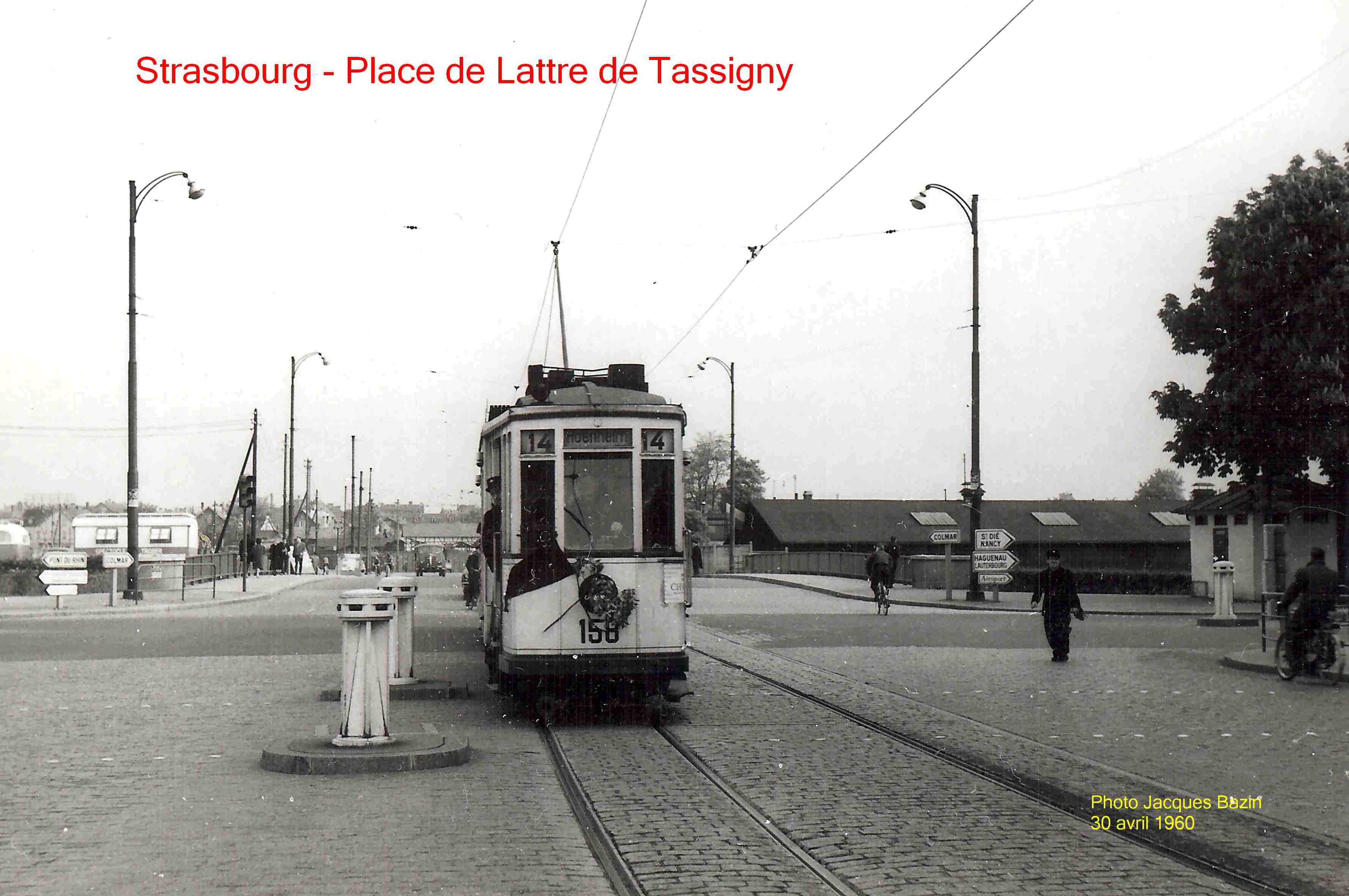 La motrice n° 158 arrive Place de la Bourse.